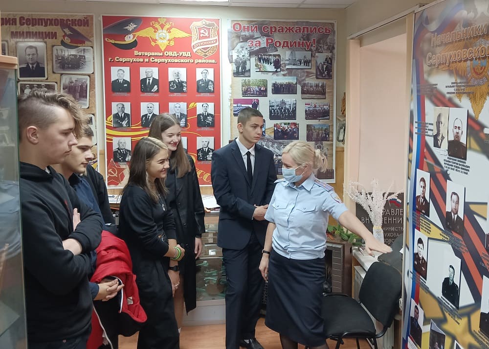 Сотрудники МУ МВД России «Серпуховское» организовали для школьников экскурсию в музей милиции